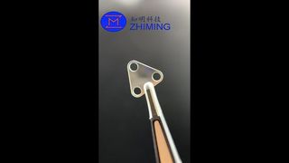 Componente triangular de safira personalizado com furo passante de alta precisão